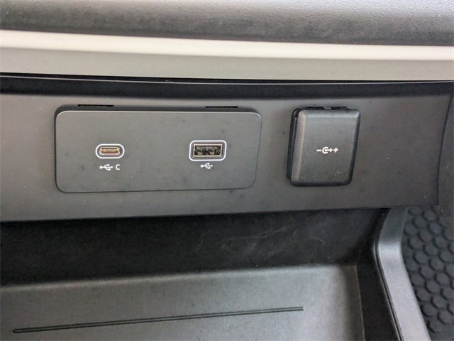 Used 2024 Land Rover Defender 110 X-Dynamic SE image 25