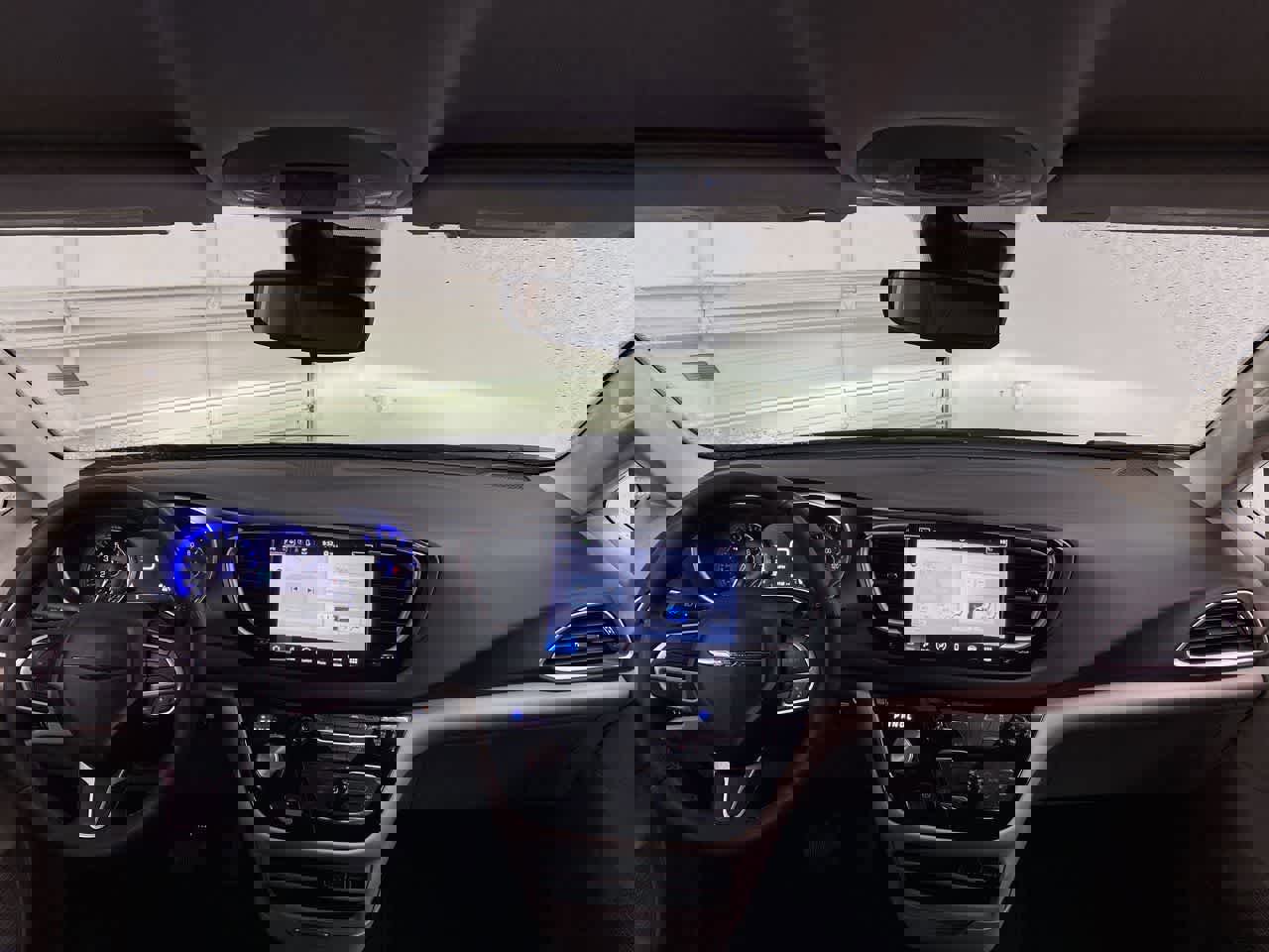 Used 2024 Chrysler Pacifica Touring-L image 11