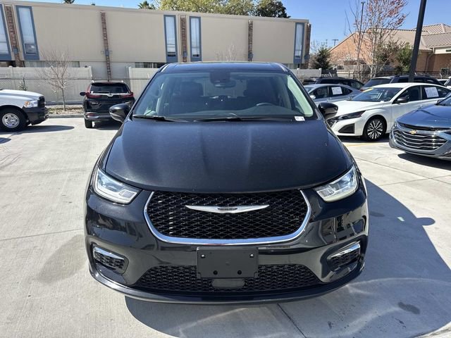 Used 2023 Chrysler Pacifica Touring-L image 2