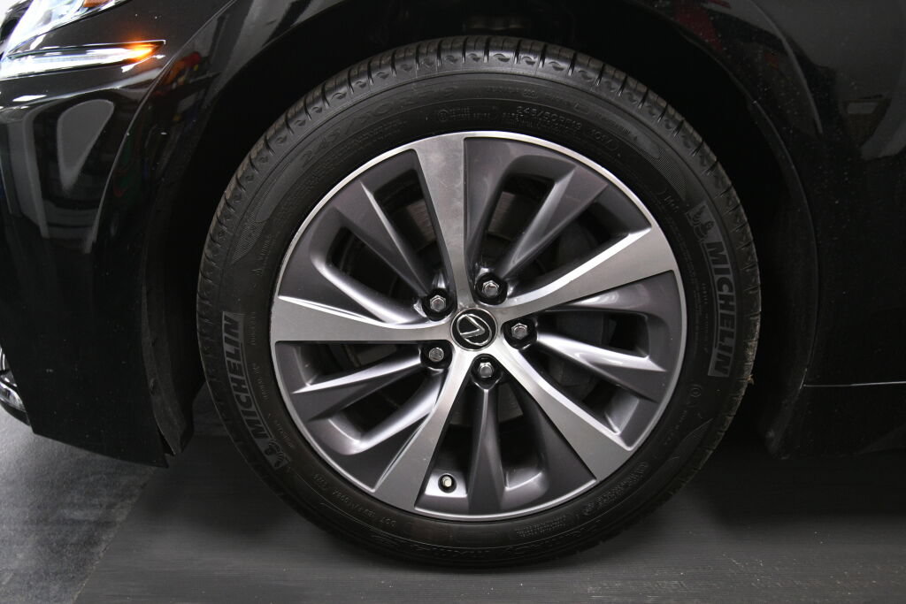 Used 2019 Lexus LS 500 AWD w/ Accessory Package (Z2) image 34
