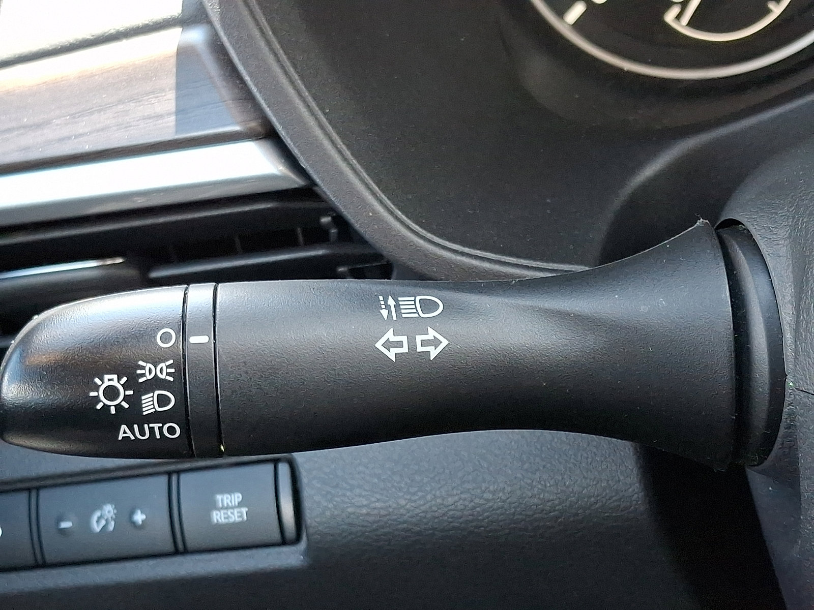 Used 2025 Nissan Altima 2.5 SV FWD image 24
