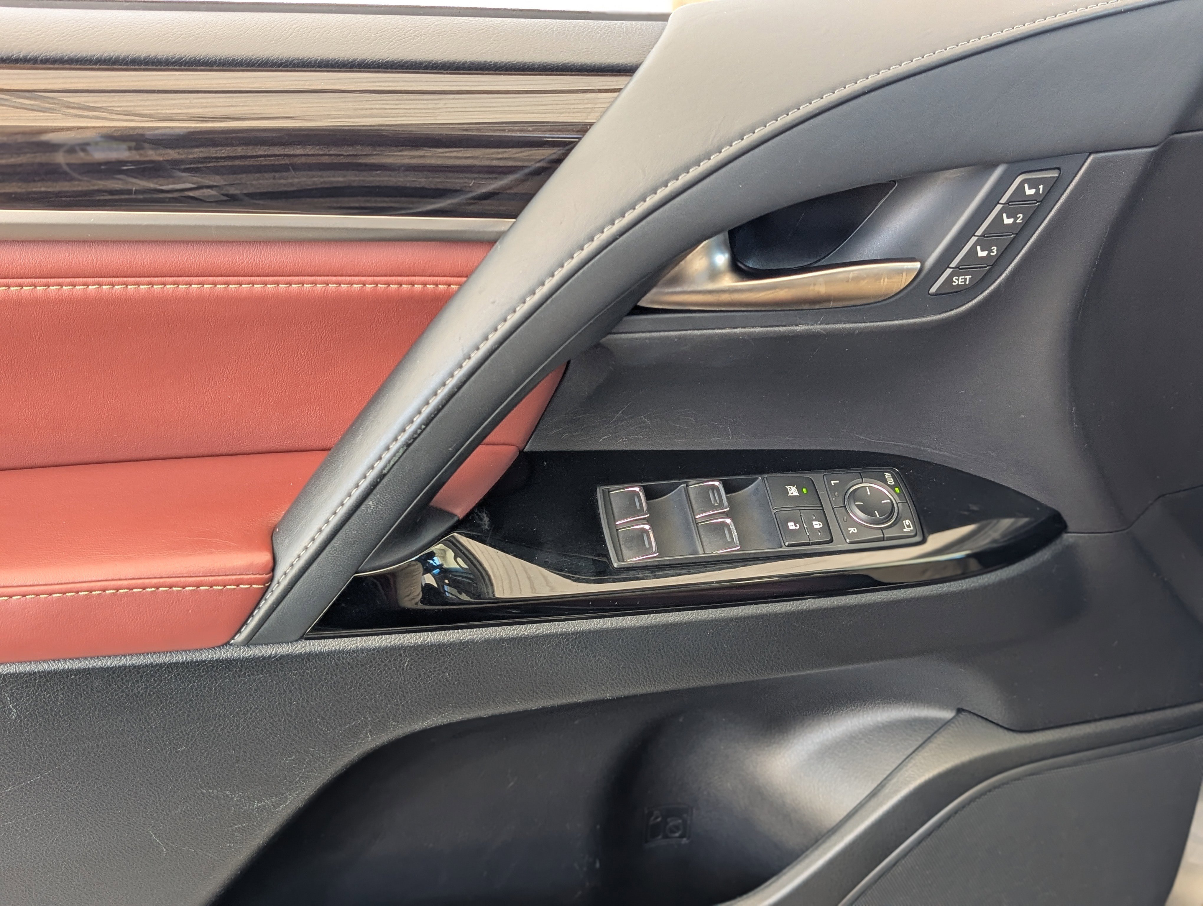 Used 2017 Lexus LX 570 4WD w/ Luxury Package image 16