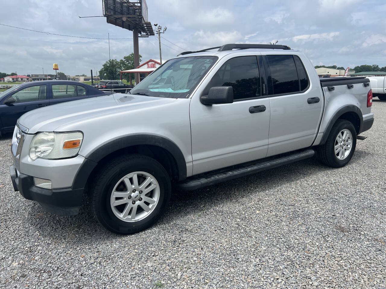Used 2010 Ford Explorer Sport Trac XLT RWD image 2