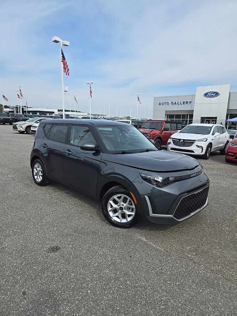 Used 2025 Kia Soul LX w/ LX Technology Package image 3