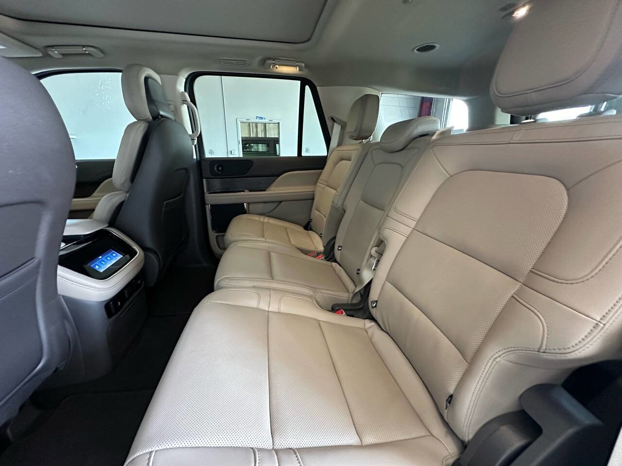 Used 2022 Lincoln Navigator 2WD image 16