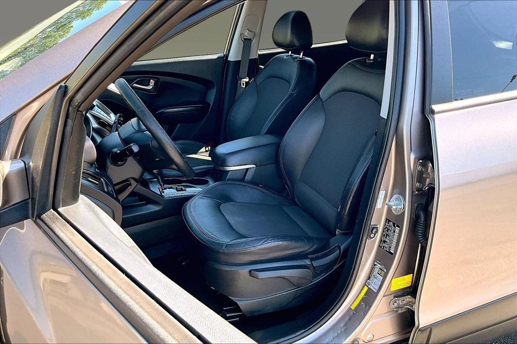 Used 2011 Hyundai Tucson GLS w/ Navigation Pkg 2 FWD image 14