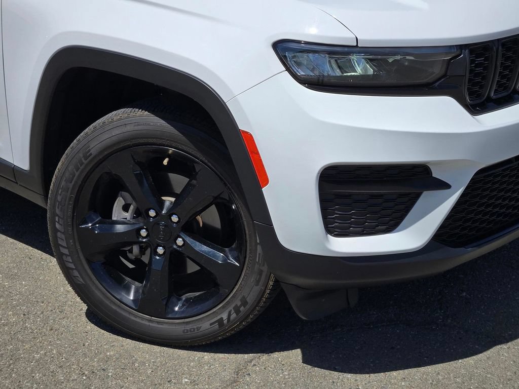 Used 2023 Jeep Grand Cherokee Altitude AWD/4WD image 9