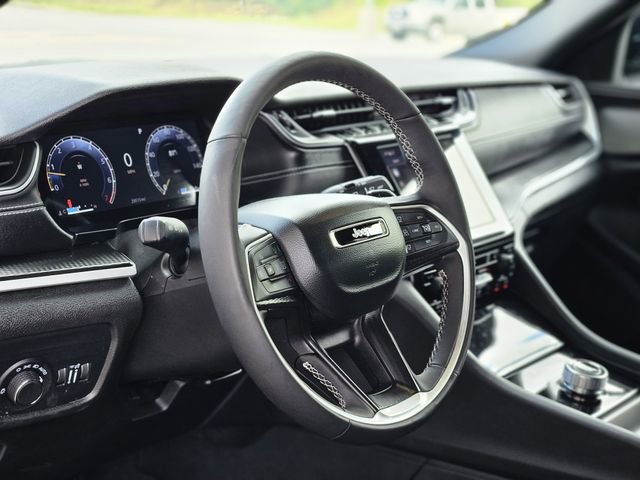 Used 2025 Jeep Grand Cherokee Altitude image 12