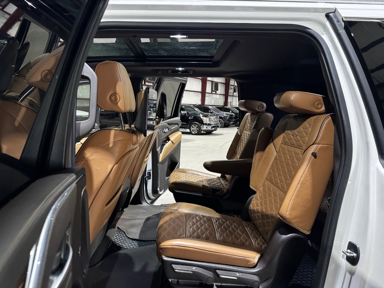 Used 2021 Cadillac Escalade ESV Premium Luxury image 17