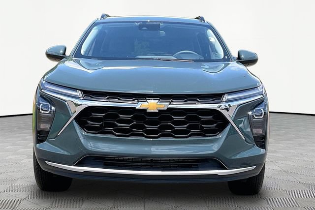 Used 2025 Chevrolet Trax LT FWD image 2