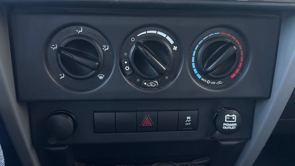 Used 2010 Jeep Wrangler Unlimited Sahara AWD/4WD image 28