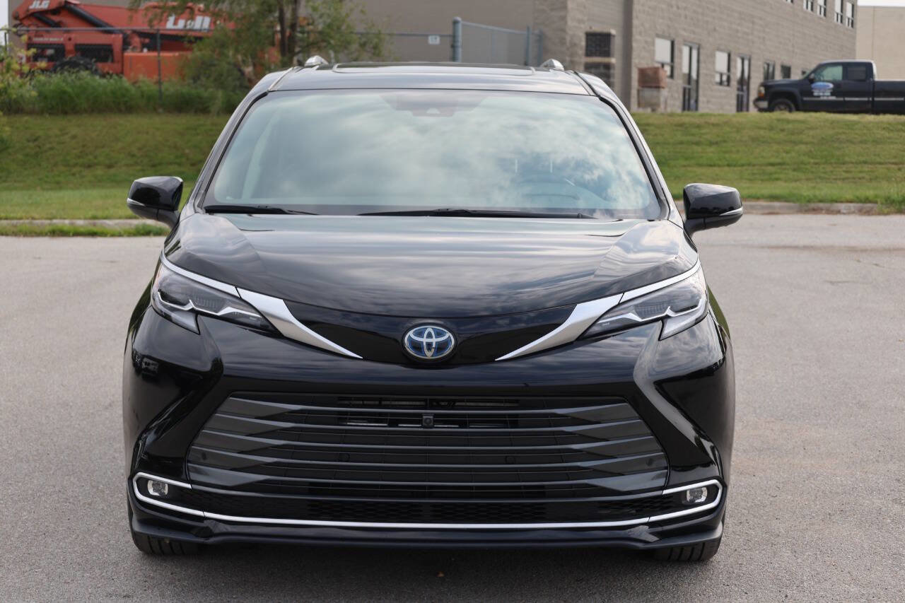 Used 2021 Toyota Sienna Platinum AWD/4WD image 5