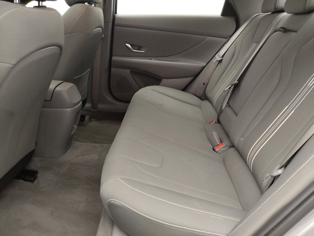 Used 2025 Hyundai Elantra SEL image 18