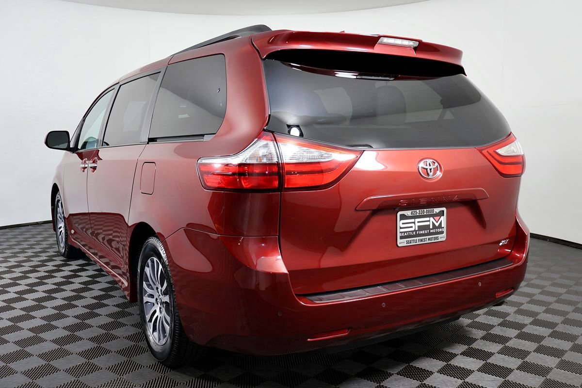 Used 2018 Toyota Sienna XLE w/ XLE Navigation Package FWD image 11