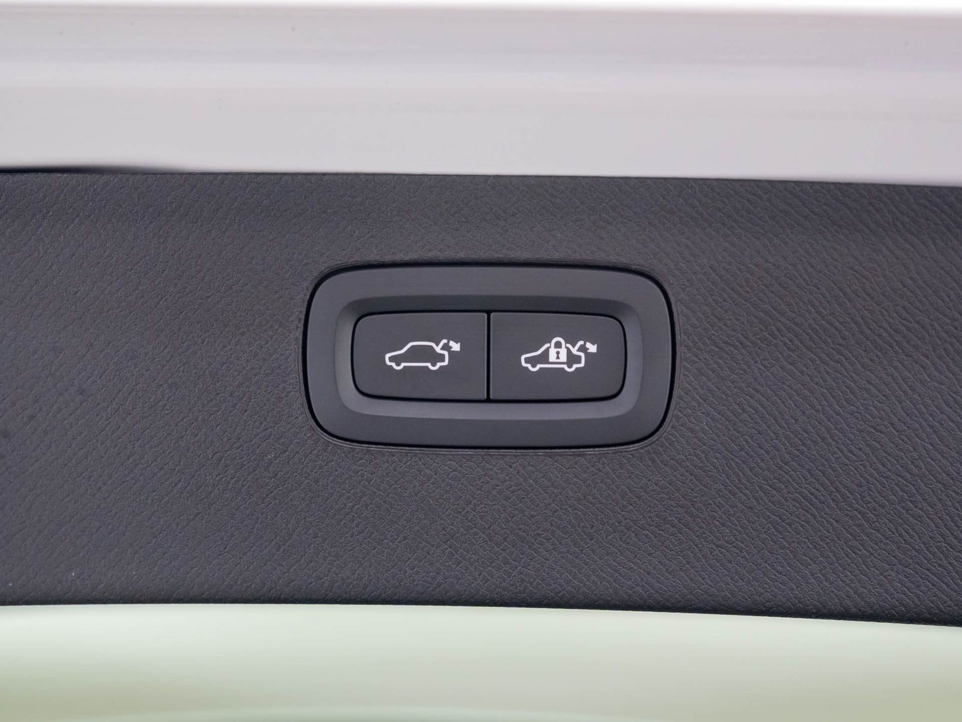 Used 2024 Volvo XC90 B6 Ultimate w/ Protection Package image 34