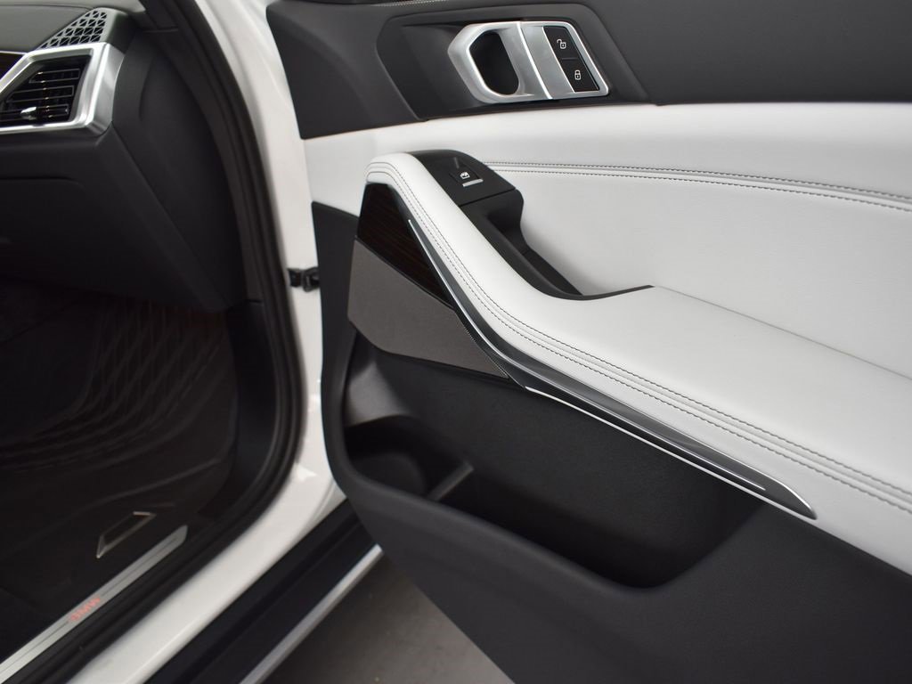 New 2026 BMW X5 xDrive50e image 23