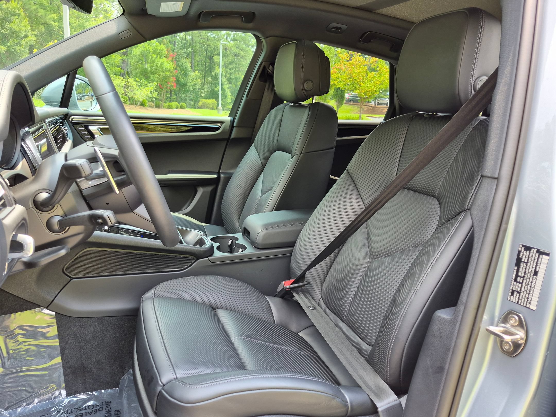 Certified 2026 Porsche Macan AWD/4WD image 5