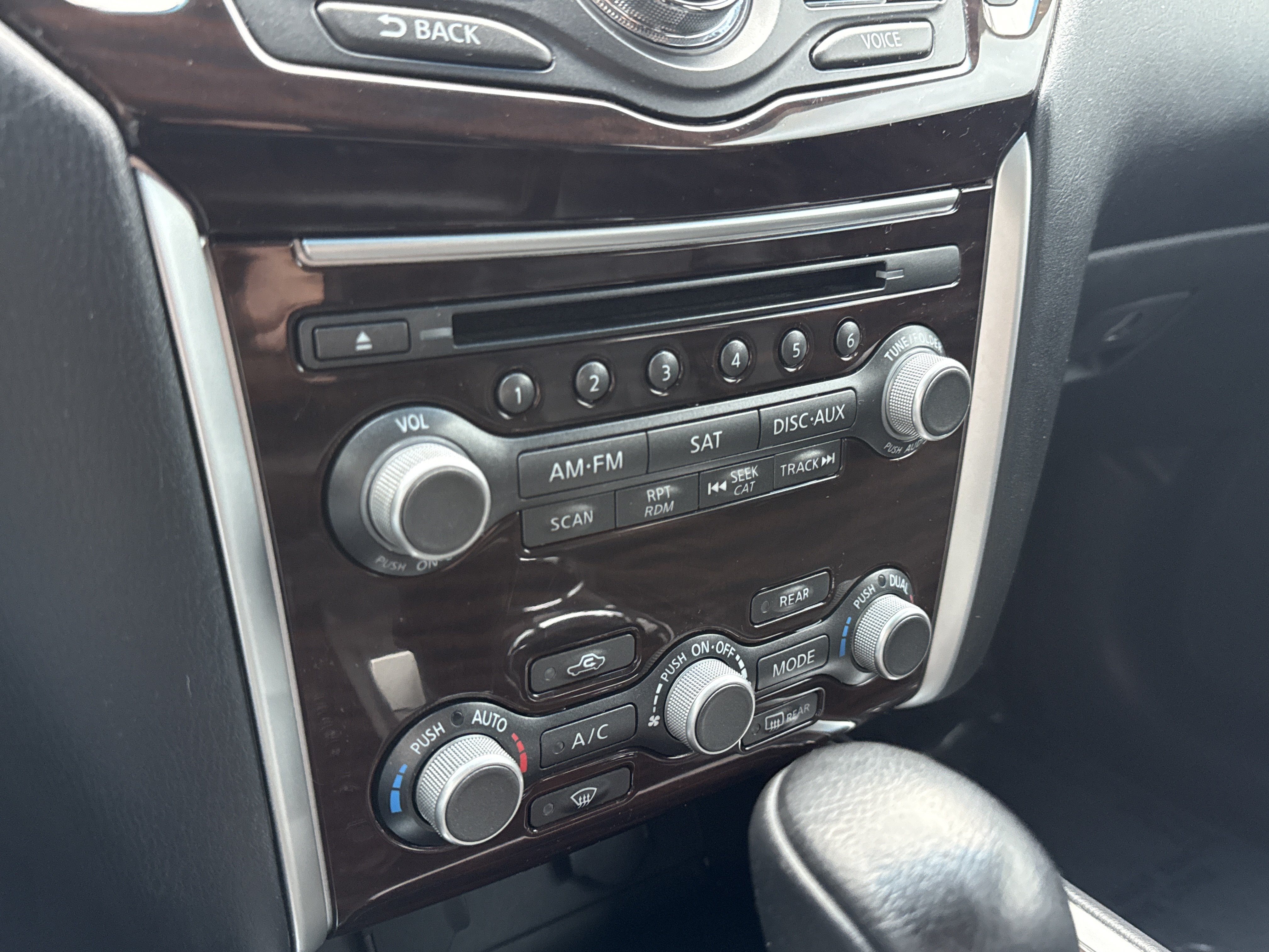 Used 2014 Nissan Pathfinder Platinum FWD image 18