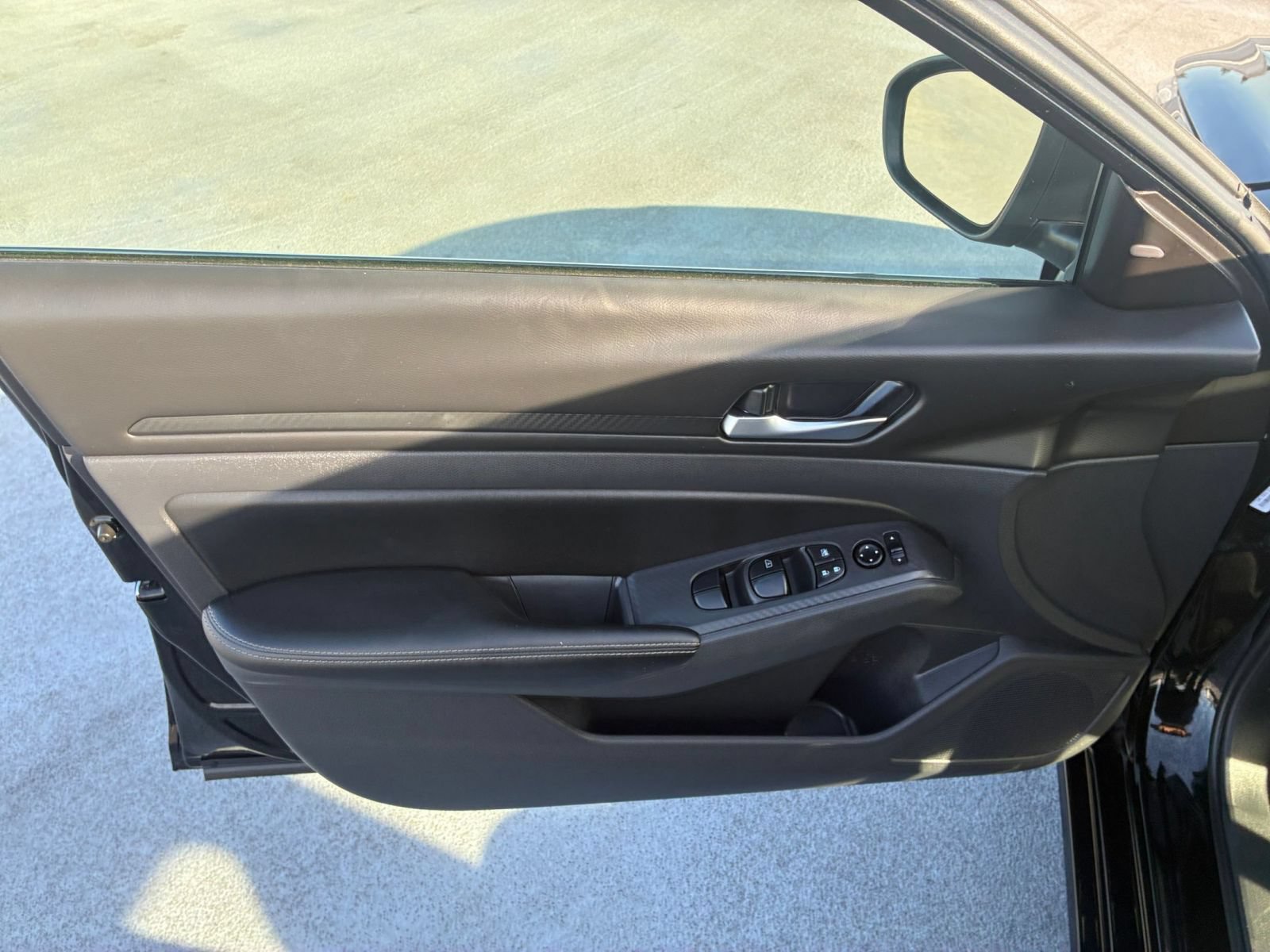 Used 2025 Nissan Altima 2.5 SV FWD image 18