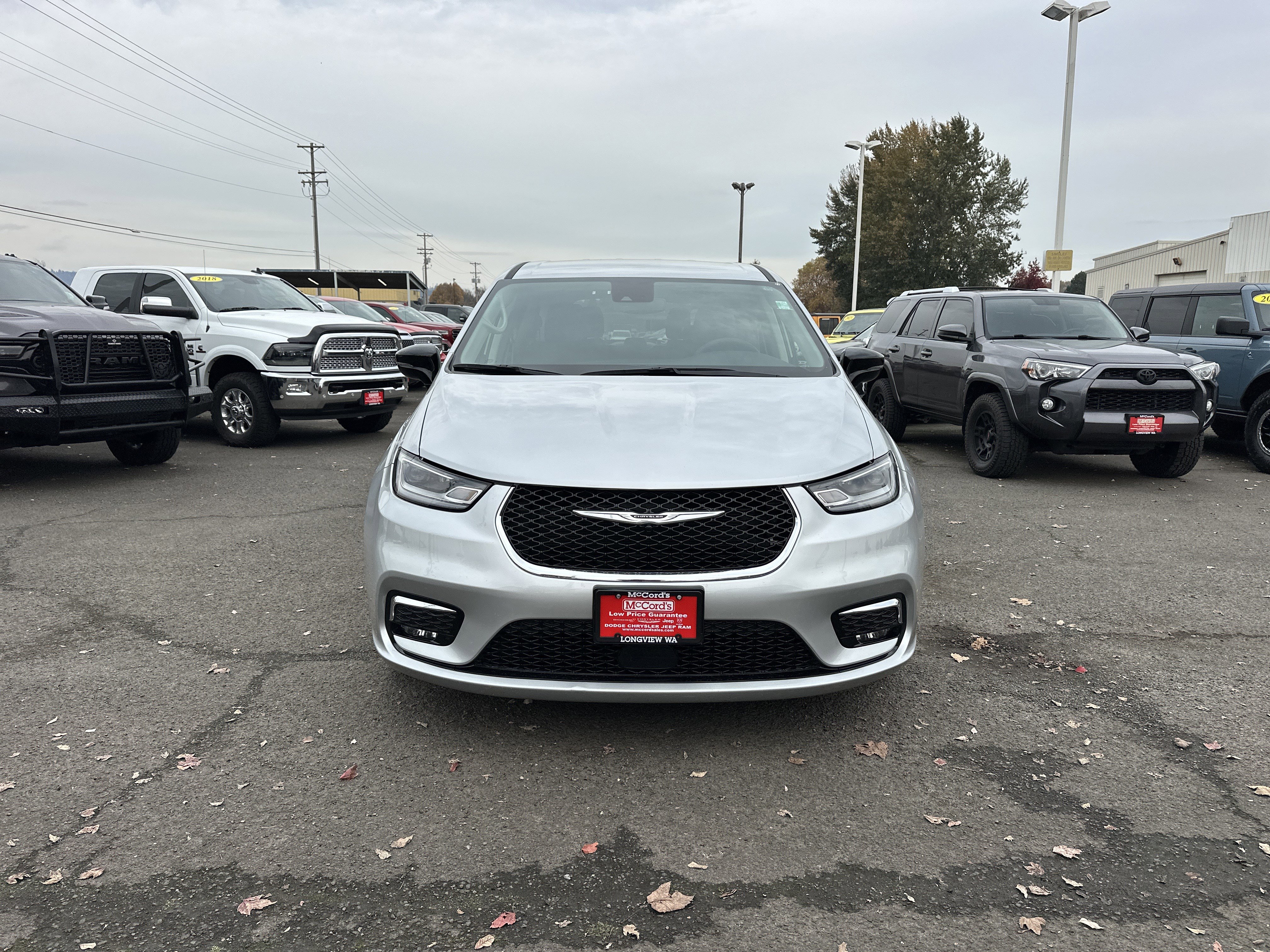 Used 2024 Chrysler Pacifica Touring-L image 8