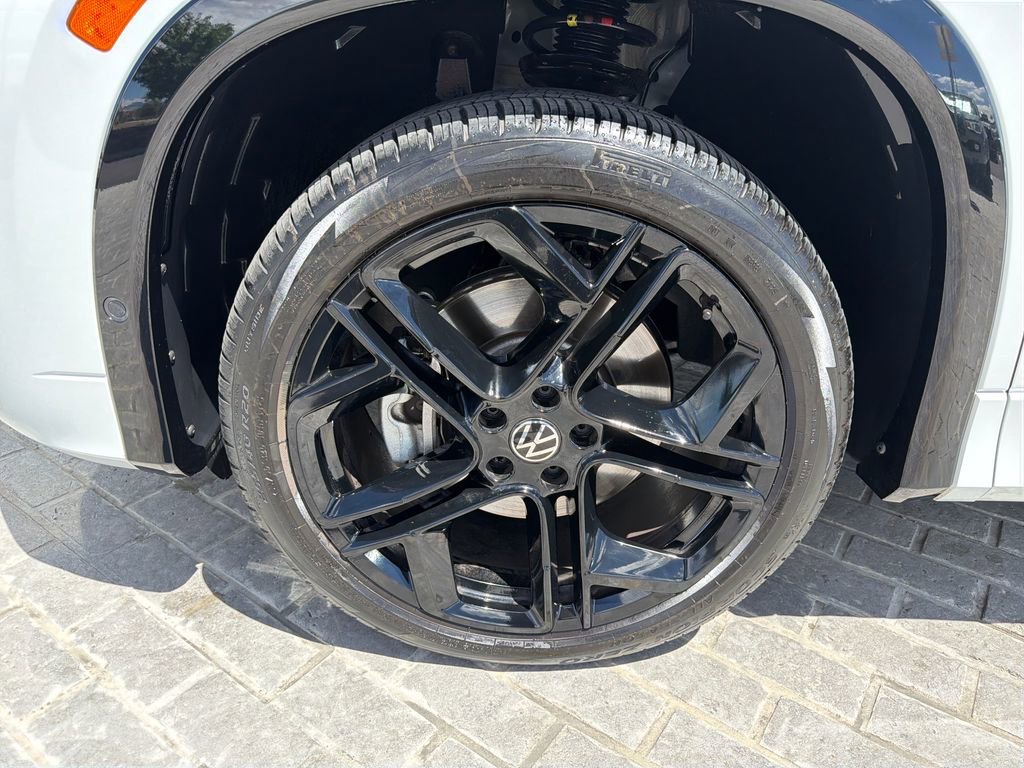 Certified 2025 Volkswagen Tiguan SE R-Line AWD/4WD image 26
