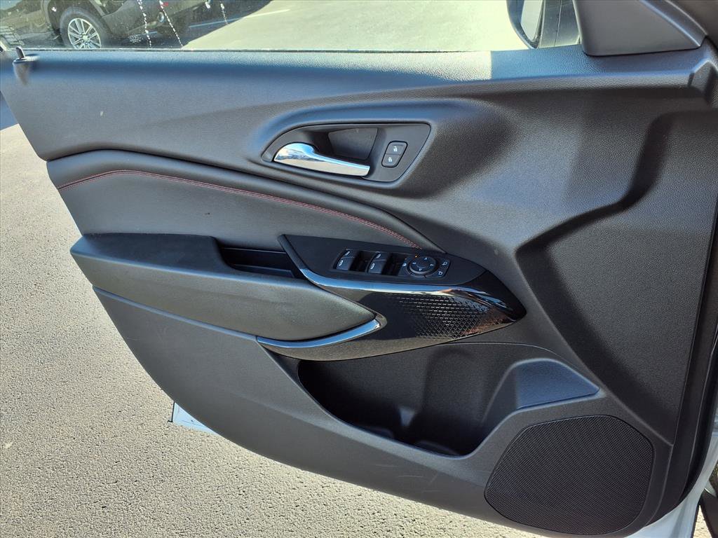 Used 2025 Chevrolet Trax RS w/ Sunroof Package image 17