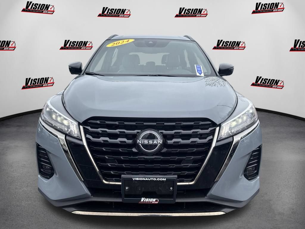 Used 2024 Nissan Kicks SR w/ SR Premium Package FWD image 2