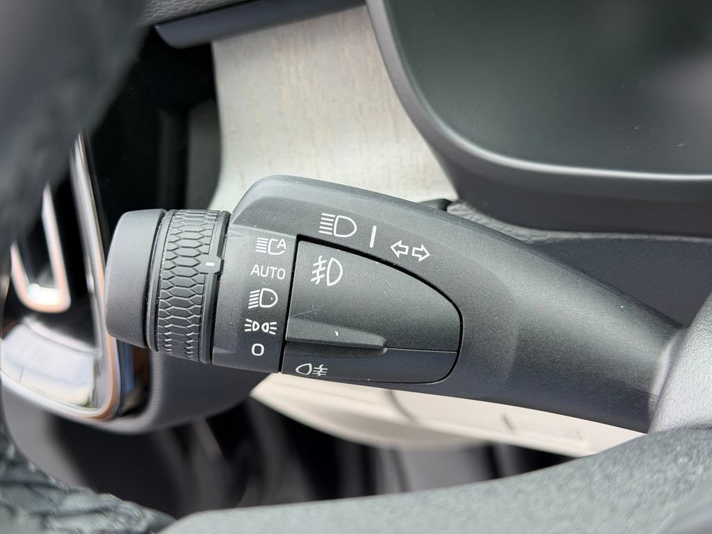 Certified 2023 Volvo XC40 B5 Plus w/ Protection Package Premier AWD/4WD image 40