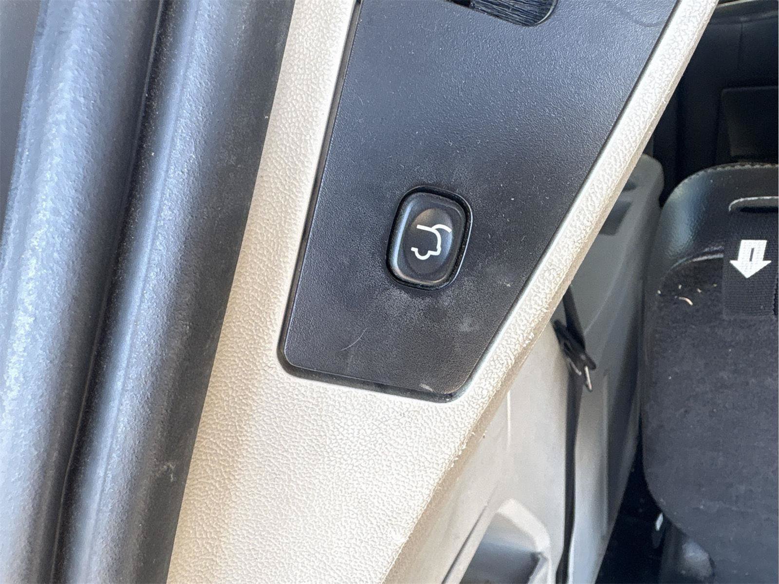Used 2015 Chrysler Town & Country Touring FWD image 31