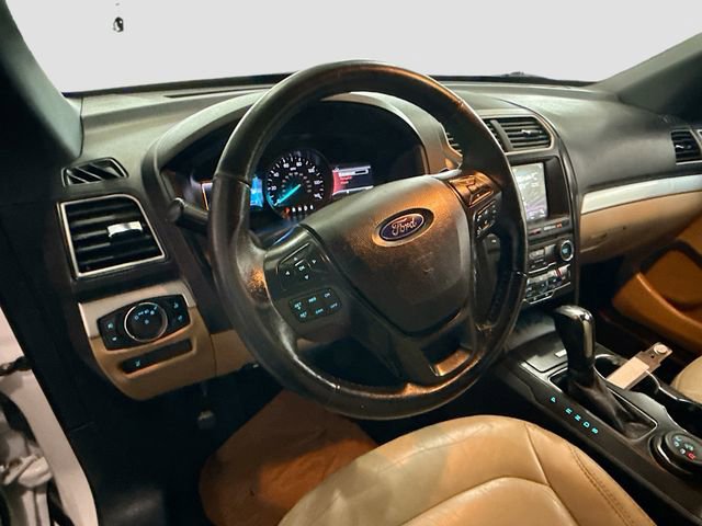Used 2017 Ford Explorer XLT w/ Equipment Group 202A AWD/4WD image 12