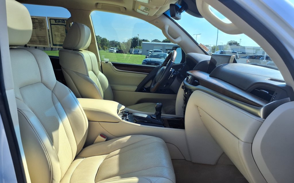 Used 2021 Lexus LX 570 4WD w/ Luxury Package image 21