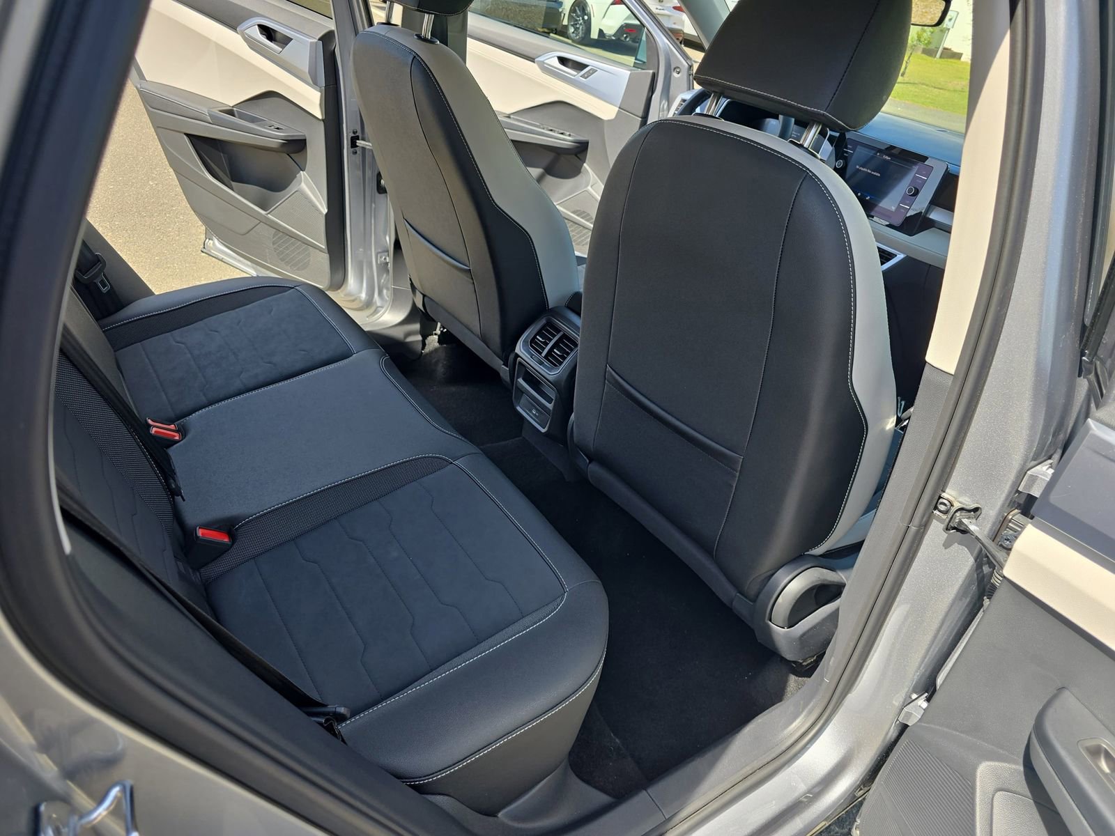 Used 2025 Volkswagen Taos SE image 15