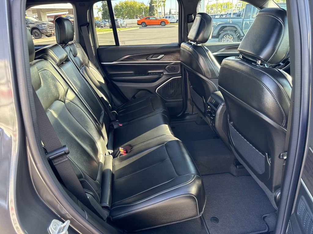 New 2026 Jeep Grand Cherokee Limited w/ Limited Altitude Package AWD/4WD image 16