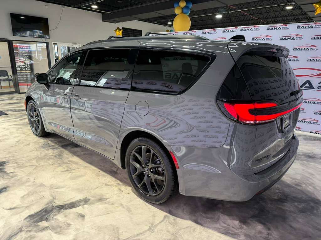 Used 2025 Chrysler Pacifica Limited FWD image 9
