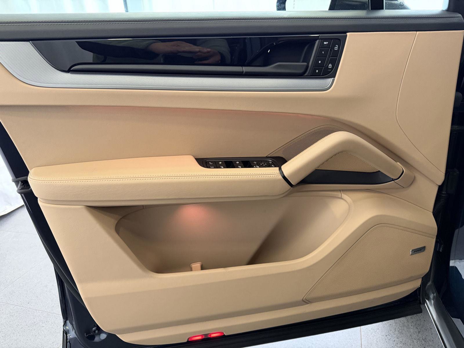 Certified 2025 Porsche Cayenne E-Hybrid image 15