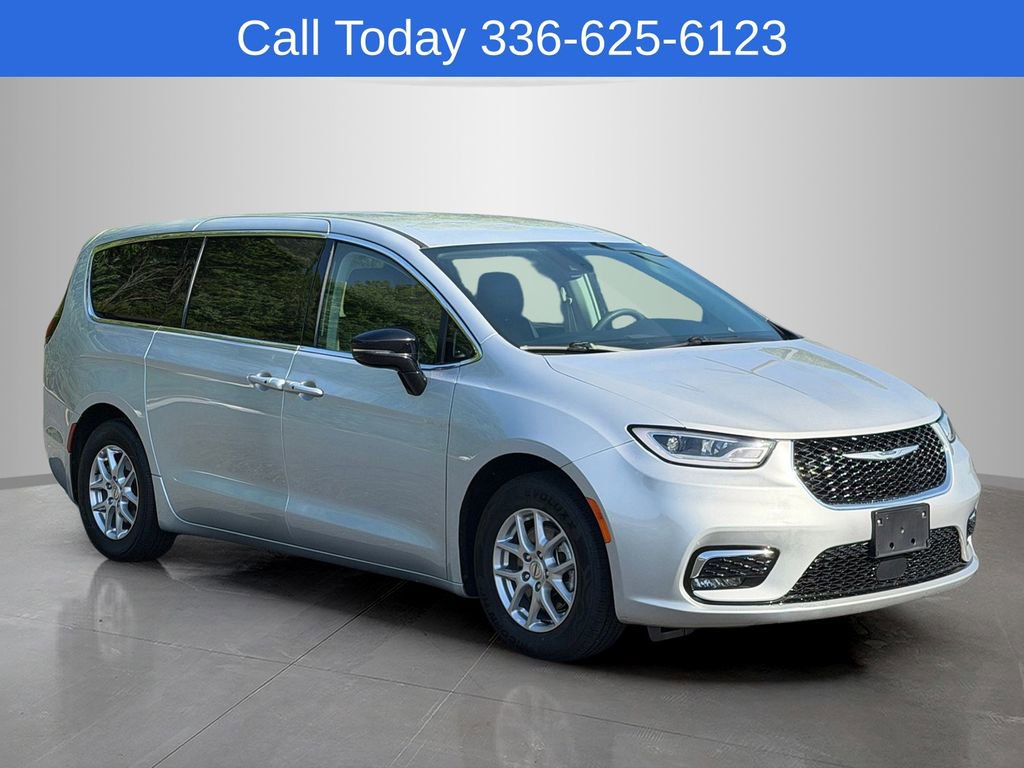 Used 2024 Chrysler Pacifica Touring-L FWD image 5