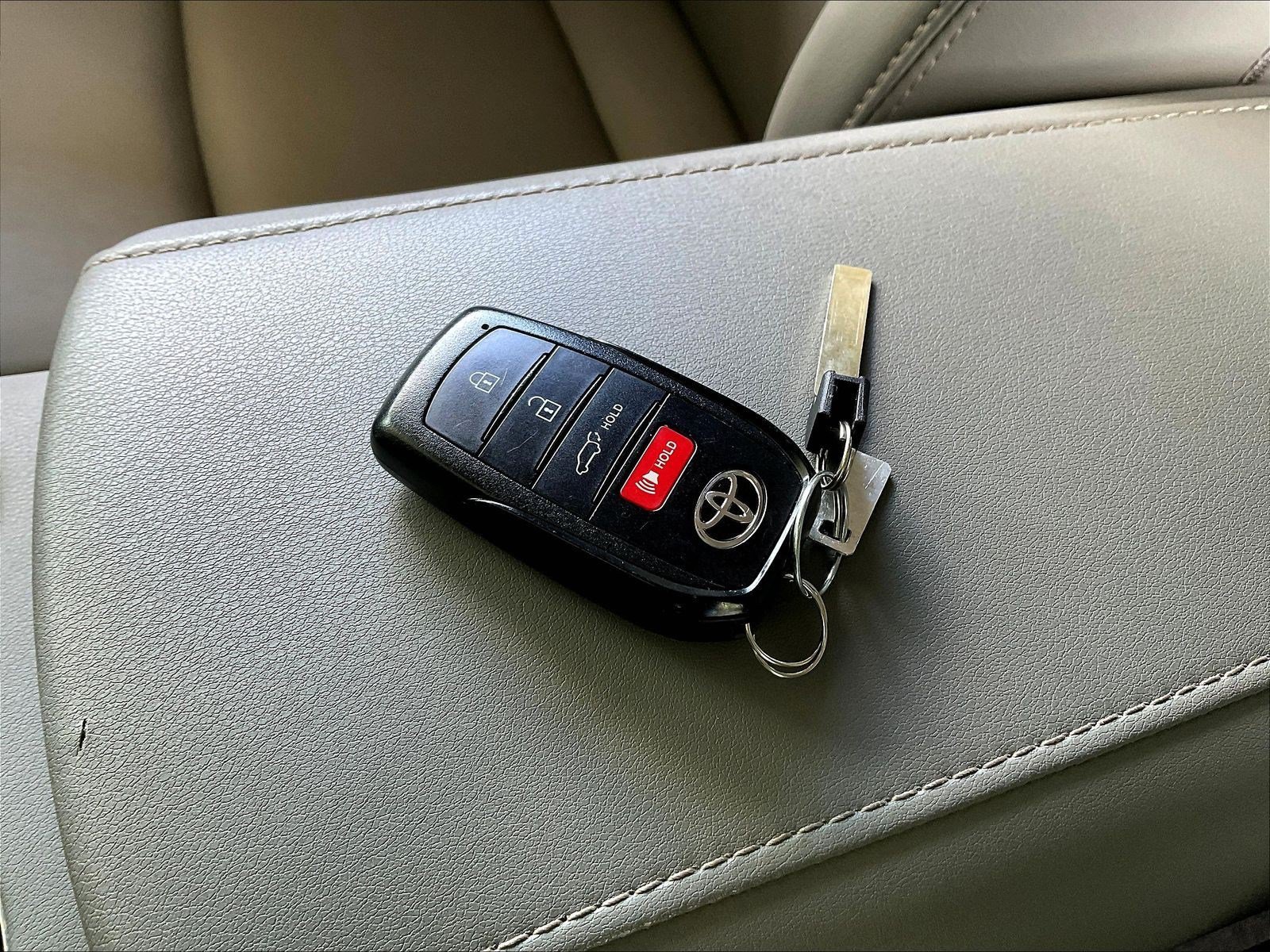 Used 2024 Toyota Venza XLE AWD/4WD image 33