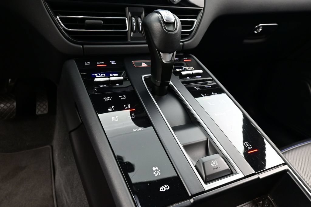 Certified 2023 Porsche Macan AWD/4WD image 11