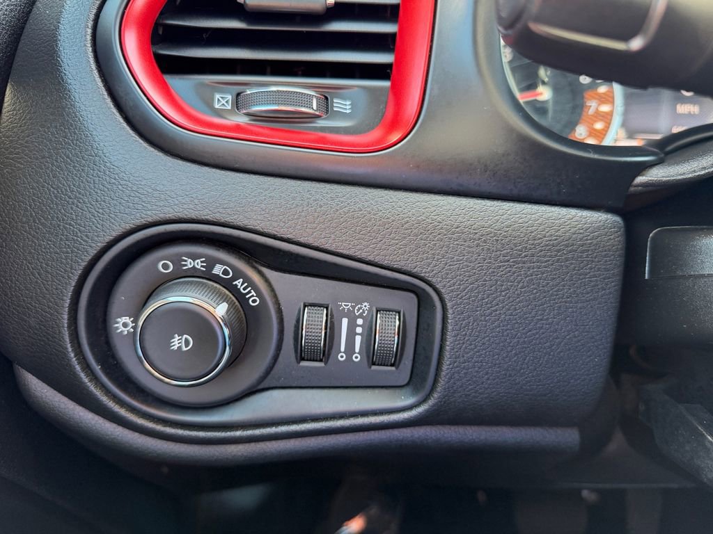 Used 2023 Jeep Renegade Trailhawk image 18