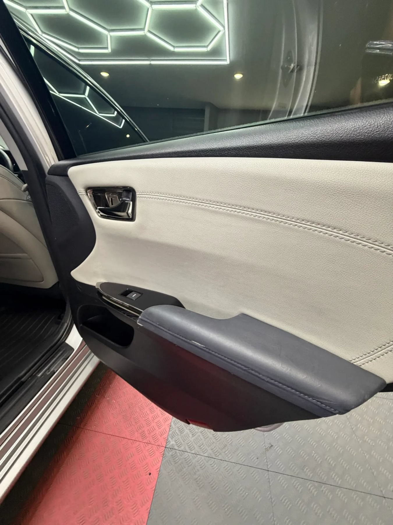 Used 2013 Toyota Avalon XLE Touring FWD image 24