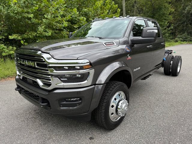 New 2026 RAM 4500 4x4 Crew Cab DRW image 3