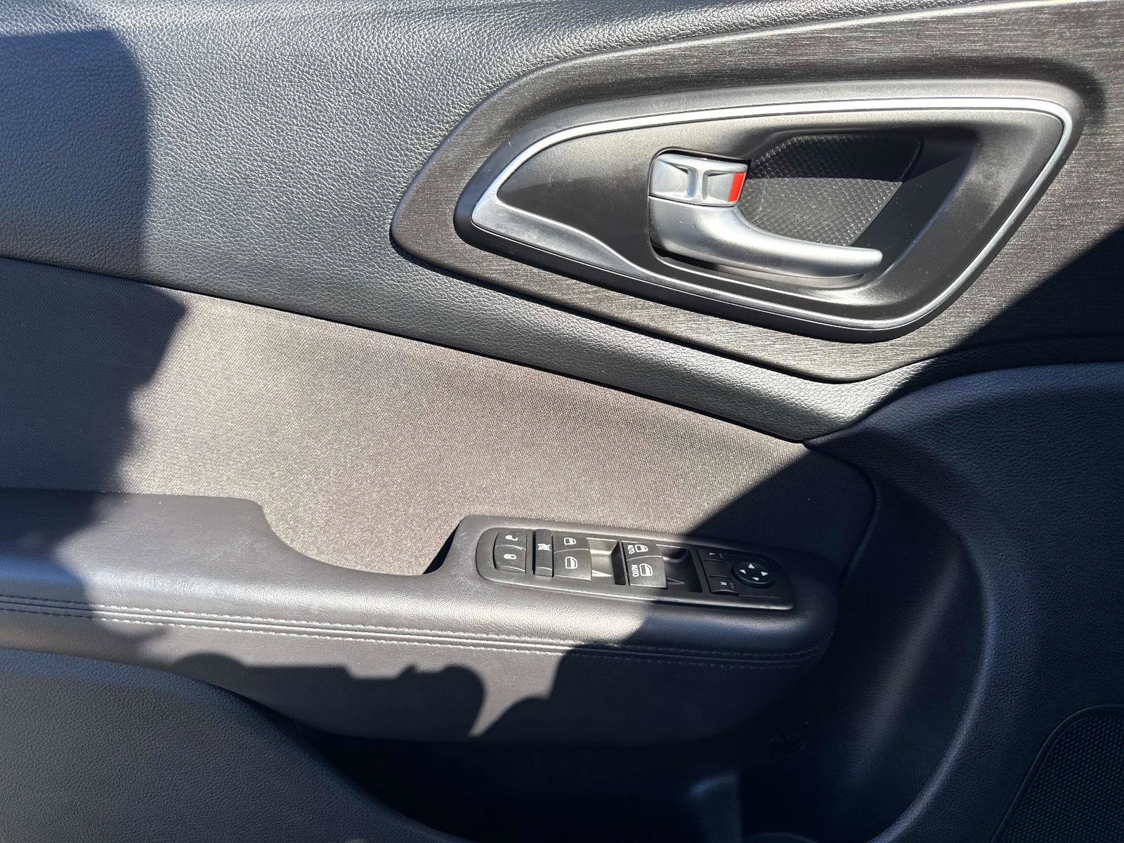 Used 2015 Chrysler 200 Limited w/ Convenience Group image 17