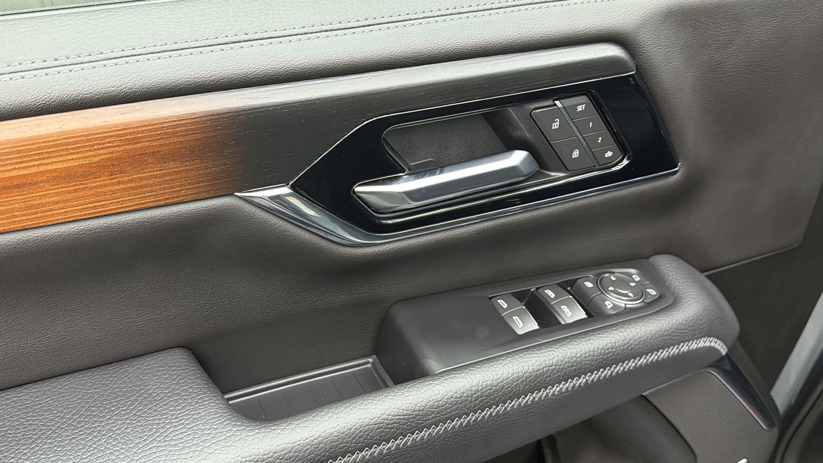 Used 2025 GMC Yukon XL Denali w/ Sun & Power Step Package image 30