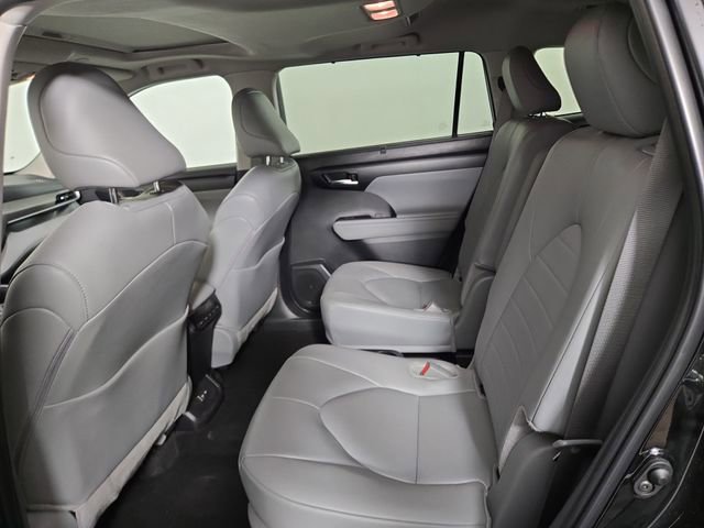 Used 2025 Toyota Highlander XLE AWD/4WD image 16