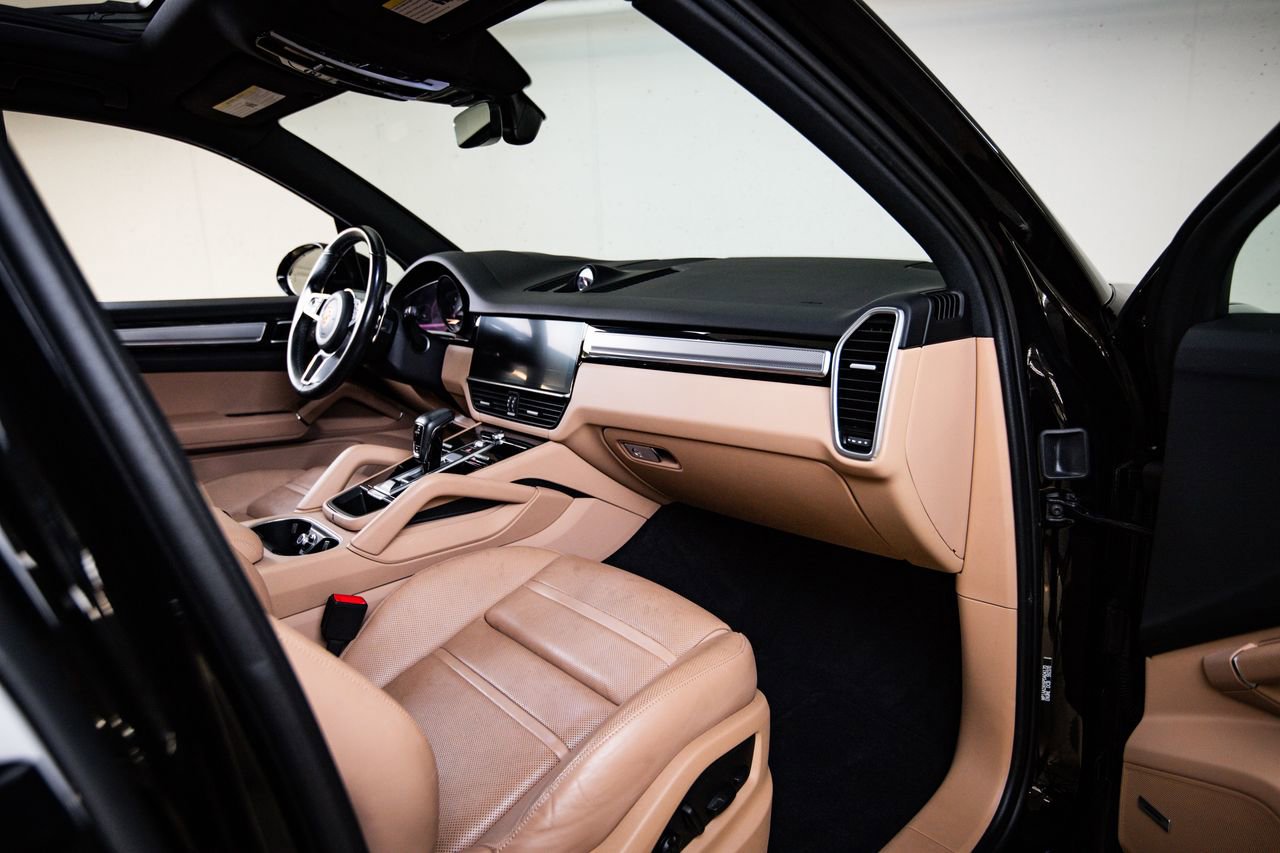 Certified 2023 Porsche Cayenne Platinum Edition image 28