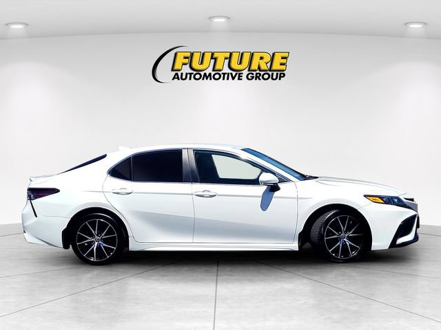 Used 2023 Toyota Camry SE w/ Convenience Package FWD image 3