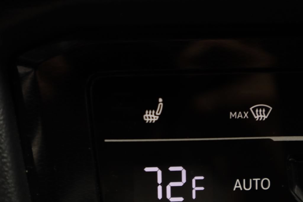 Used 2025 Volkswagen Taos SE FWD image 4