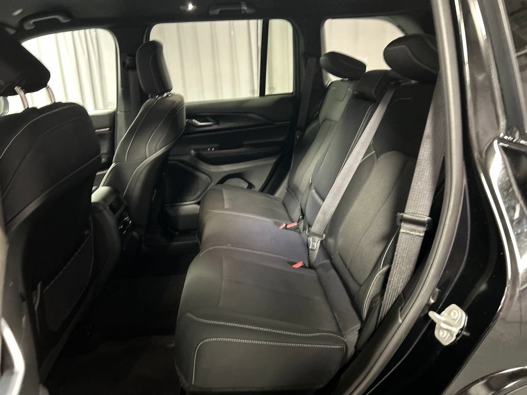 Used 2025 Jeep Grand Cherokee Laredo w/ Luxury Tech Group I AWD/4WD image 23