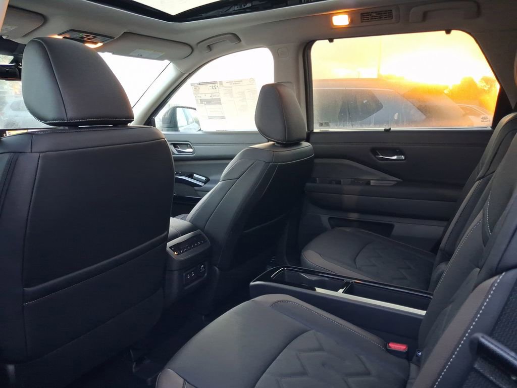New 2026 Nissan Pathfinder Platinum FWD image 5