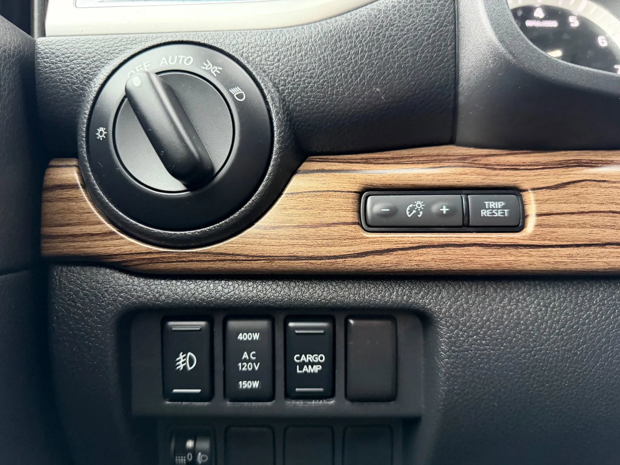 Used 2018 Nissan Titan SL AWD/4WD image 28